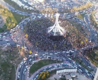 تحليق طائرات مقاتلة فوق المتظاهرين بدوار اللؤلؤة و20 صحفي اجنبي يتوجهون صوب مكان المتظاهرين