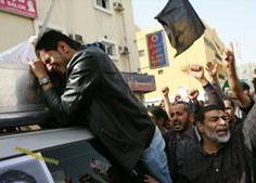 وفاة متظاهر بحريني متأثرا بإصابته وكويتيون يعتصمون امام برلمانهم تاييدا لاشقائهم بالبحرين