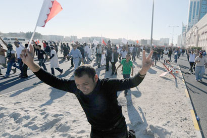 موقع نون ينشر تقريرا مصورا لانسحاب الجنود المرتزقة بالبحرين من دوار اللؤلؤة