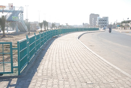 سياج قديم مطلي يوضع لمشروع جديد في كربلاء (مصور)