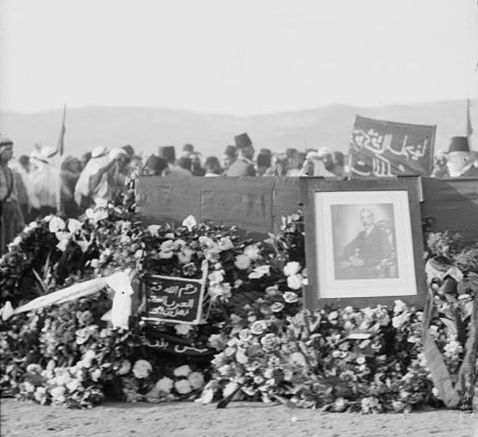 صورة ارشيفية لتشييع جثمان الملك فيصل الأول بعد نقله من أوروبا الى ميناء حيفا في سبتمبر 1933