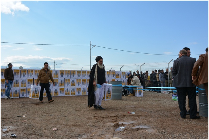 توزيع مساعدات عينية على العوائل النازحة في مخيم جامشكو