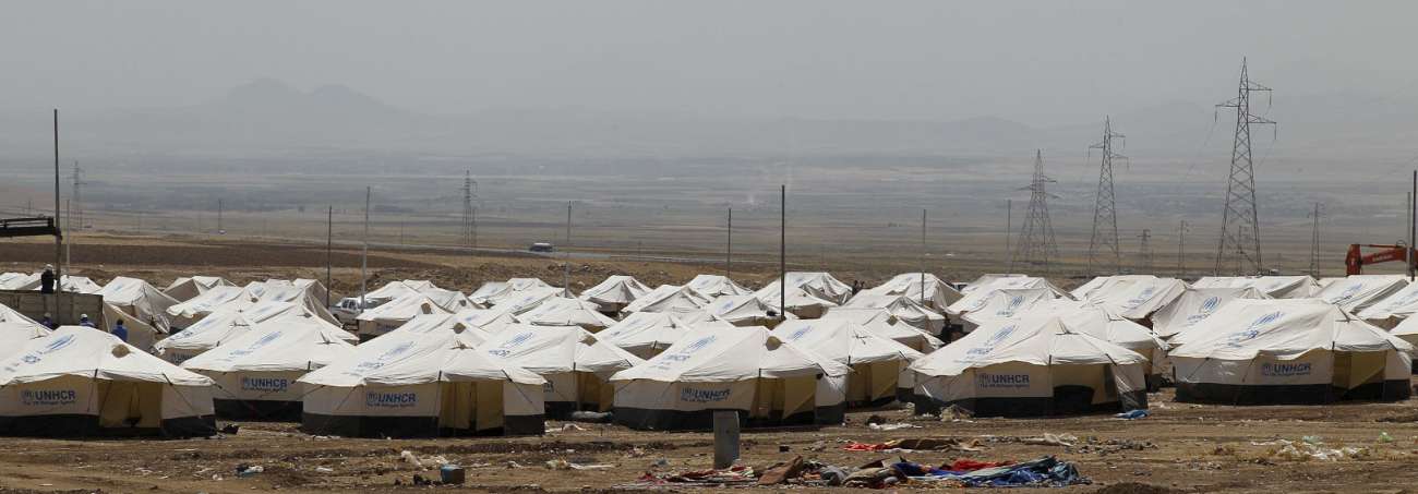 وزير الهجرة والمهجرين يتفقد العوائل النازحة في مخيم عربت