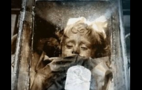 طفلة متوفاة منذ عام 1920 تفتح عينيها.. كيف؟