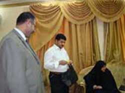 لمناسبة المولد النبوي الشريف توزيع منحة رئيس الوزراء على (55) متزوجا في كربلاء