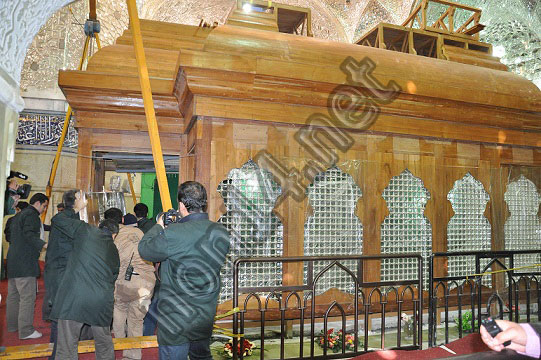 انجاز 50% من  تركيب شباك ضريح الامام الحسين (مصور)