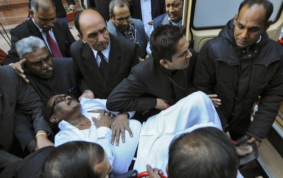 بالصور .. مشاجرة وعراك بالأيدي وغاز مسيل للدموع بالبرلمان الهندي