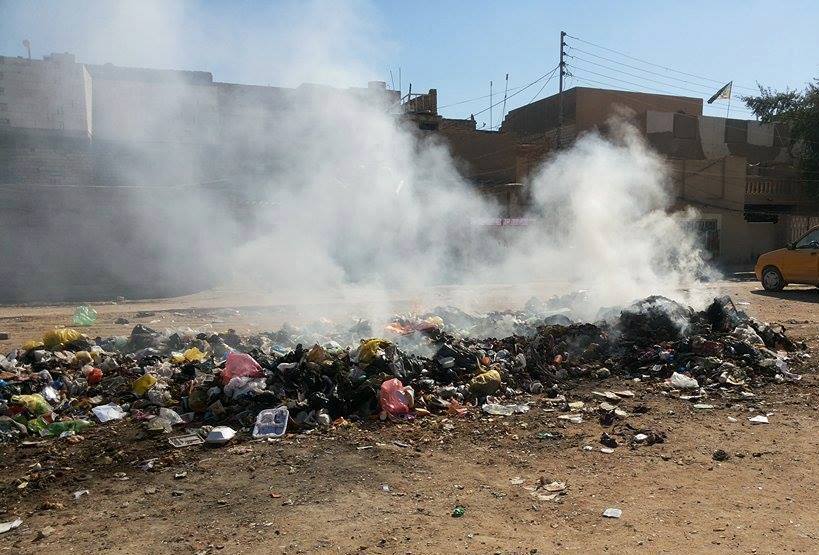 كربلاء :مناطق تعالج تراكم النفايات بحرقها وسط تخوف من انتشار الامراض (مصور)