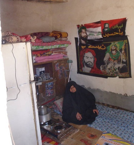 الخيرون في كربلاء يبنون لامراة كانت تسكن في (دولاب ملابس) مسكنا متواضعا (مصور)