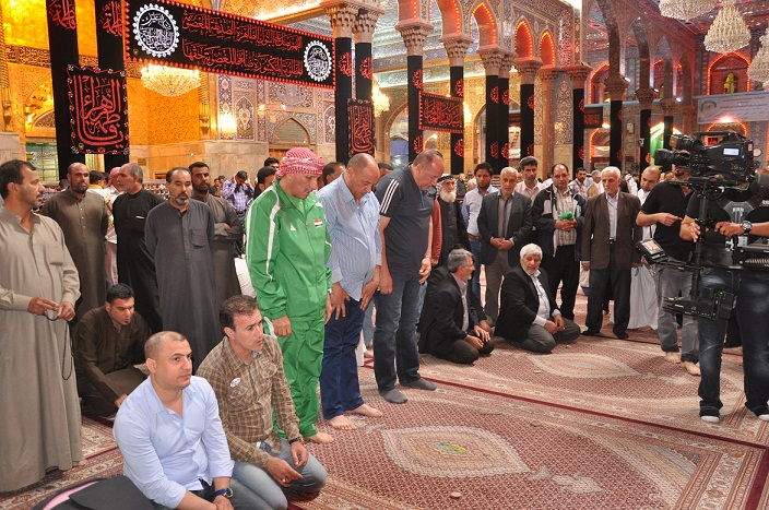 حكيم شاكر يؤدي الصلاة والزيارة في مرقد الامام الحسين في كربلاء (مصور)