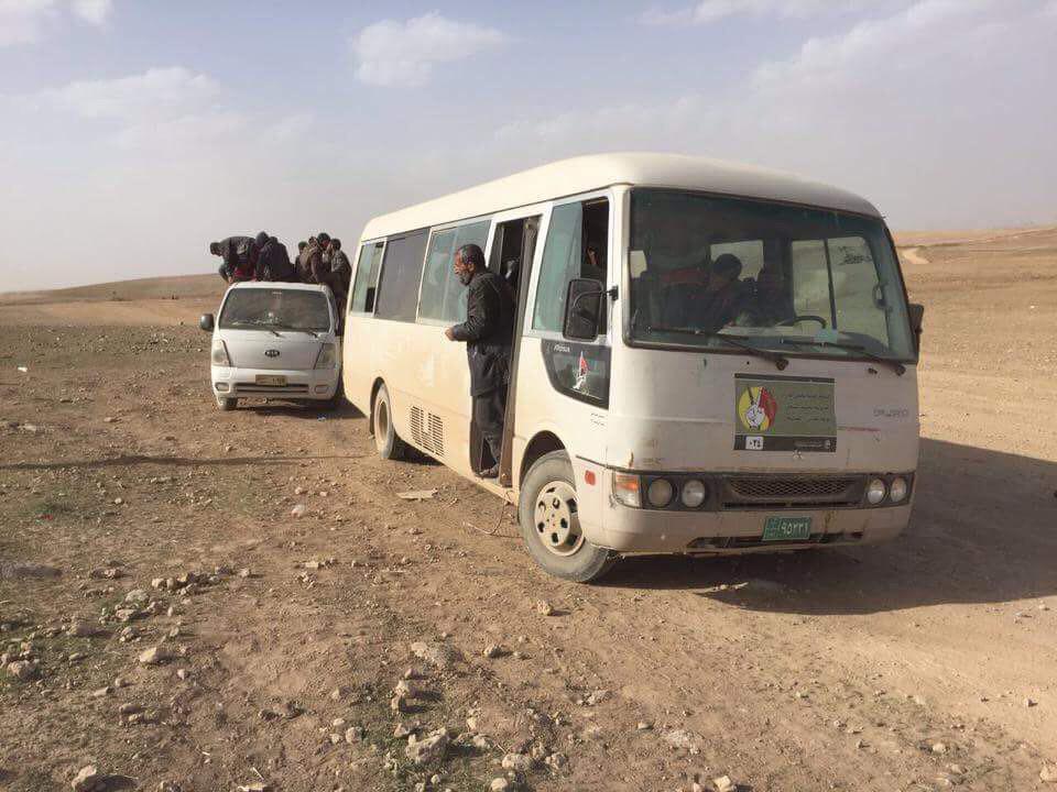 بالصور: فرقة العباس القتالية تسخر جميع إمكانياتها لإغاثة نازحي الموصل