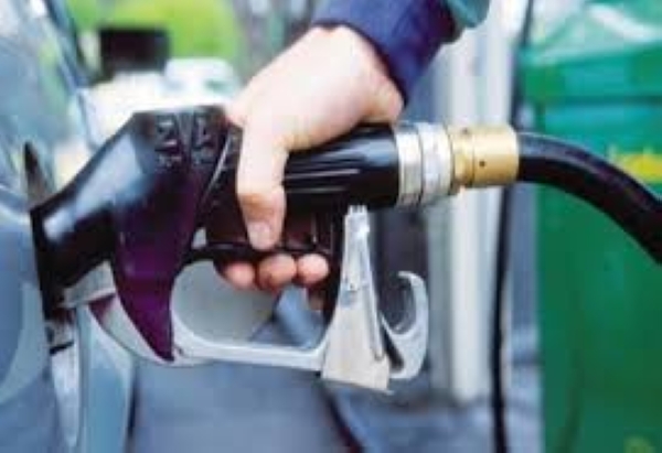 مواطنون في كربلاء : البنزين في المحطات الاهلية والحكومية ذات نوعية رديئة واسعاره مرتفعة مقارنة بباقي الدول