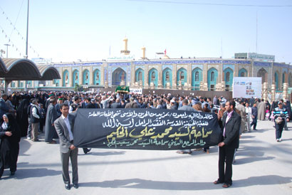 بحضور ممثلي المرجعية الدينية تشييع جثمان آية الله السيد محمد علي الحكيم في كربلاء (مصور)