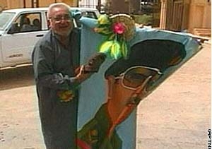 ضارب صدام حسين بـ "النعال" يستذكر لحظات انتصاره على الطاغية؟!!