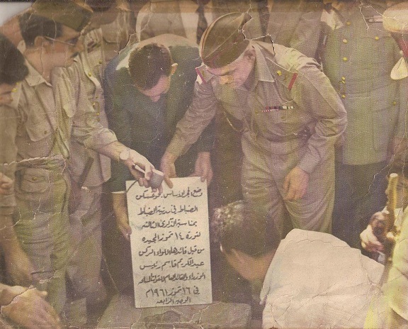 صورة ارشيفية لعبد الكريم قاسم وهو يضع حجر اساس لدور الضباط في بغداد بداية ستينات القرن الماضي