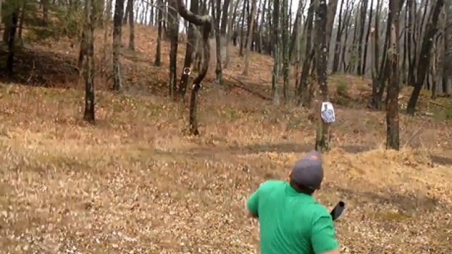 رجل يطلق الرصاص على شجرة فتقتله !