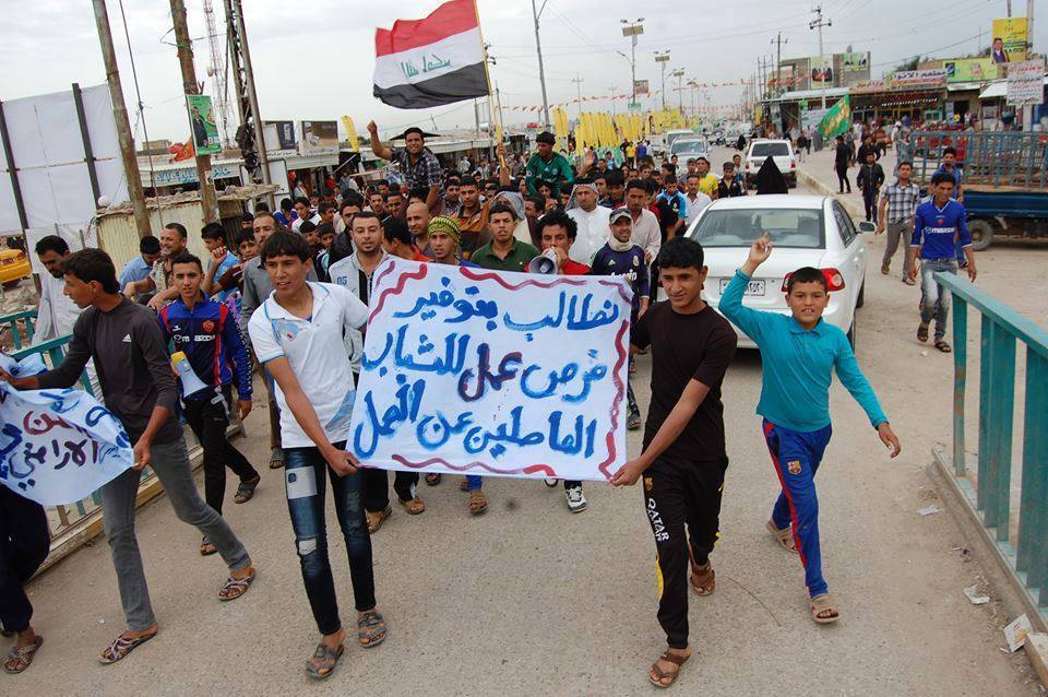 بالصورة :تظاهره في ناحية المشرح بالعمارة للمطالبة بتعيينهم بالشركات النفطية العاملة بالناحية.