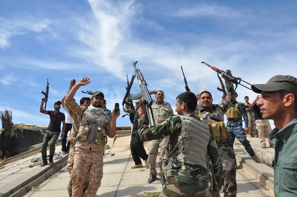 بالفيديو :ابطال لواء علي الاكبر يرفعون راية العراق فوق القصور الرئاسية