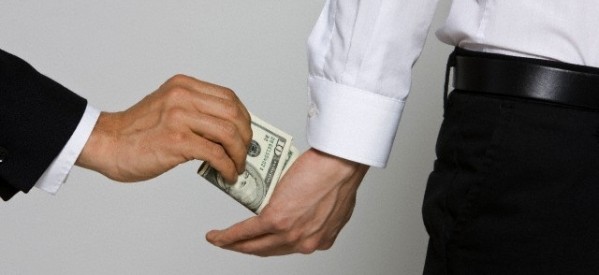 كربلاء:ضبط اثنين من موظفي التسجيل العقاري متلبسين بالرشوة