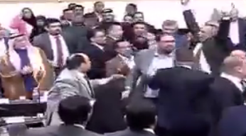 بالفيديو: عراك وتراشق بقناني المياه داخل قاعة مجلس النواب