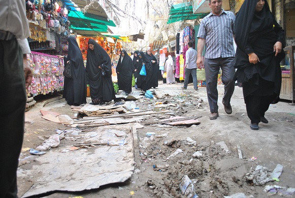 اصحاب المحال التجارية يشكون اهمال البلدية ويطالبون مديرها باعادة الشارع الذي حفره منتسبو المديرية الى ما كان عليه في السابق