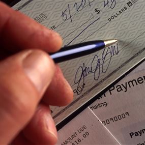 نجل نائب لبناني أمام القضاء بتهمة "شيك" بدون رصيد