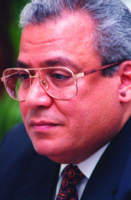 وزير مصري يتنازل عن جائزة القذافي للآداب