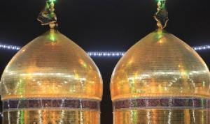 استبدال رايتي قبتي الإمامين الجوادين(ع) برايات العزاء والحزن السوداء في رحاب الصحن الكاظمي الشريف