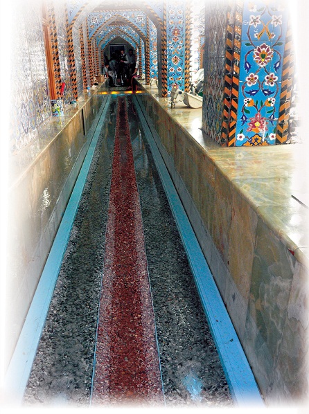 (نهر الفرات) يجري في متحف العتبة الحسينية (مصور)