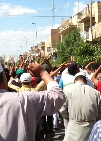 بالصور:العراقيون يتوافدون الى العتبات المقدسة تلبية لنداء المرجع السيستاني لتحرير مناطق البلاد من سيطرة داعش التكفيرية