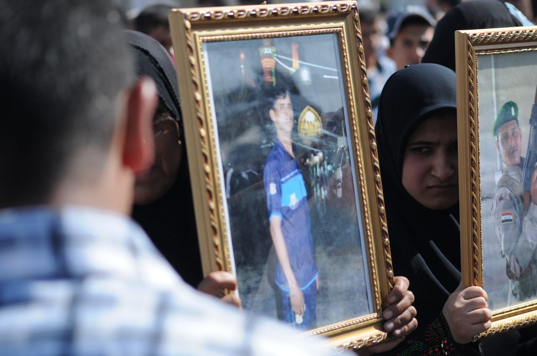 بالفيديو: ذوو ضحايا جريمة سبايكر يحيون الذكرى الاولى للفاجعة عند موقع الجريمة في تكريت