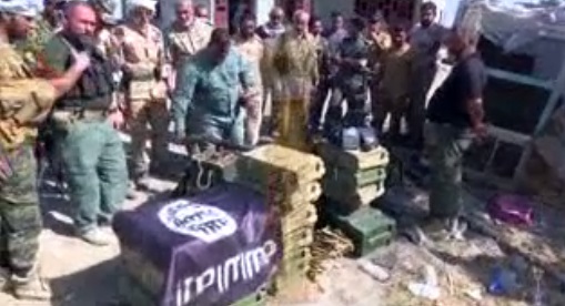 بالفيديو :لواء علي الاكبر يستولي على  اعداد كبيرة من اسلحة ومعدات داعش بعد فراره من القتال ببيجي