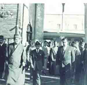 فيصل الثاني يزور العتبة العباسية+ صورة