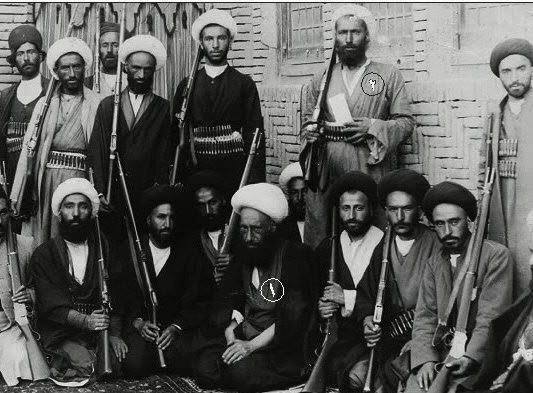 صورة ارشيفية نادرة لمجموعة من رجال الدين الذين وقفوا ضد المستعمر الانكليزي عام 1920ببنادقهم