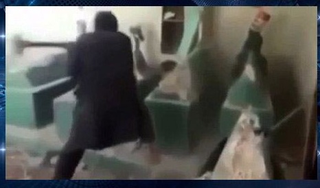 بالصورة :عنصر من "داعش" يحطم "قبر النبي يونس" في الموصل