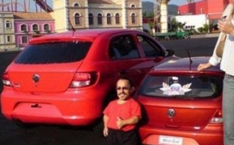 أول سيارة للأقزام