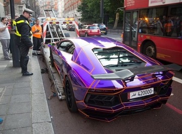 50 سيارة قطرية تربك المرور في لندن والشرطة تطاردها +صورة