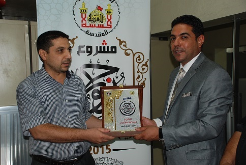 مركز رعاية الشباب بالعتبة الحسينية تكرم الموظف المثالي في بلدية كربلاء المقدسة