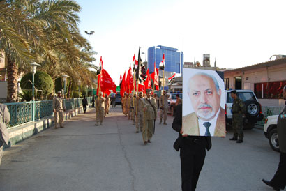 تشييع مهيب بحضور ممثل المرجعية ونائب رئيس الوزراء لشيخ العمارة الاسلامية الدكتور محمد على الشهرستاني ودفنه في الصحن الحسيني (مصور)