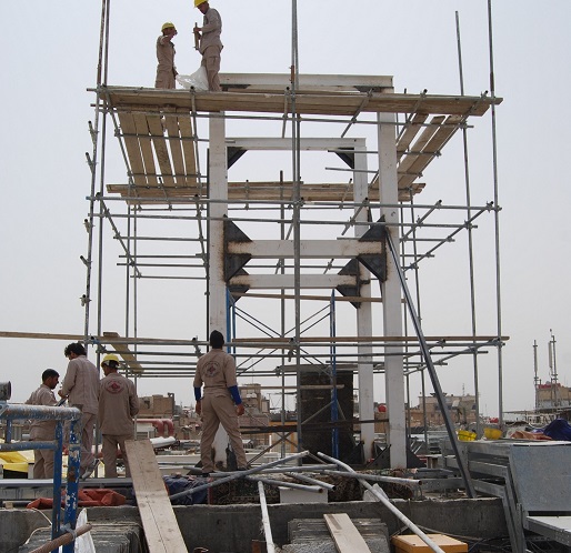 كربلاء:العتبة الحسينية تقوم بنصب ساعة المانية المنشأ بنفس مواصفات ساعة مكةَ المكرمة +صورة