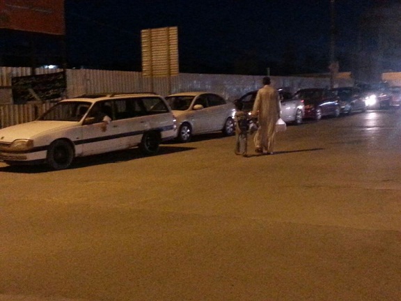 وقوف طوابير من السيارات امام محطات الوقود في كربلاء؟!!