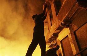 لتخليصهم من الفقر .. أحرق أولاده والعناية الإلهية أنقذتهم