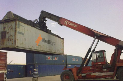 ميناء ام قصر:ضبط حاوية  ملابس عسكرية وصواعق ومعدات اخرى  يستخدمها الارهابيون في عملياتهم