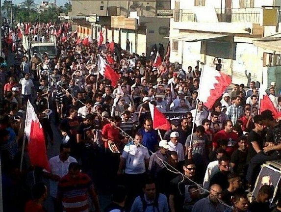 البحرين تشييع احد شهدائها المقتولين برصاص الحكومة (مصور)