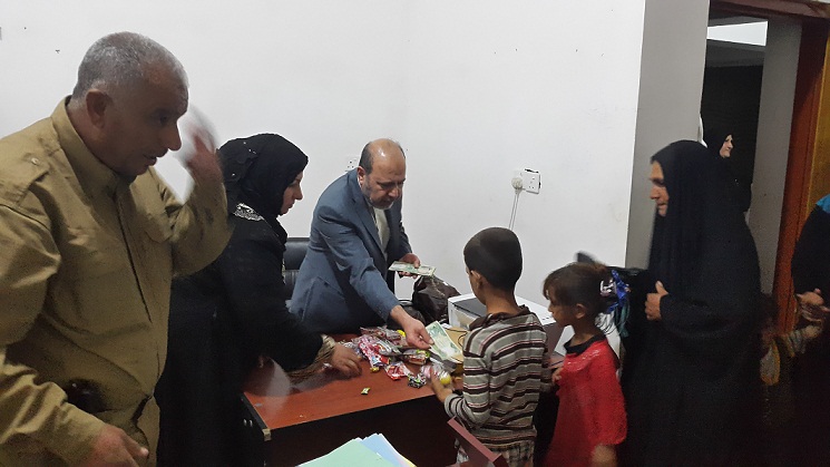 بالصور:مؤسسة الاخاء بكربلاء توزع منح مالية ومواد غذائية على ايتام محافظة صلاح الدين