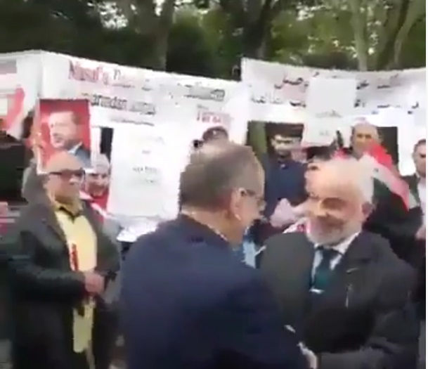 فيديو..بعثيون واخونجية امام السفارة التركية في لندن:اردوغان اهلا بيك شعب الموصل يحييك!