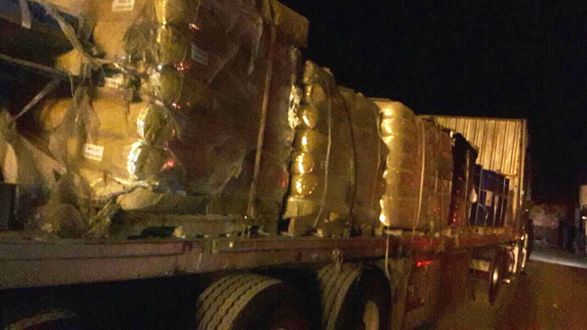 بالصور :القبض على شاحنتين محملتين بمواد مهربة قادمة من عامرية الفلوجة الى بغداد