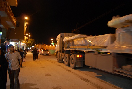 شباك ضريح الامام الحسين الجديد يطوف شوارع النجف في موكب خاص (مصور)