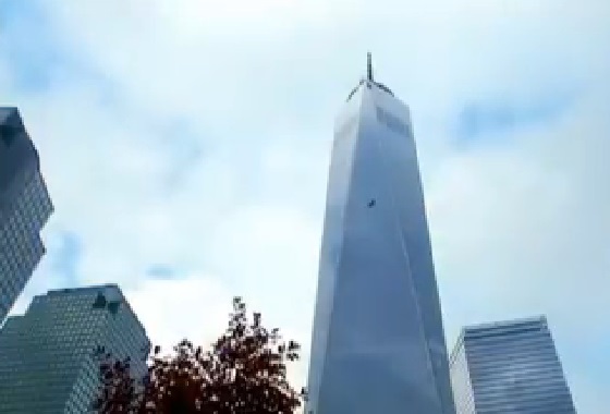 شاهد بالفيديو كيف دب الذعر في الطابق التاسع والستين بمركز التجارة العالمي في نيويورك ولماذا؟؟