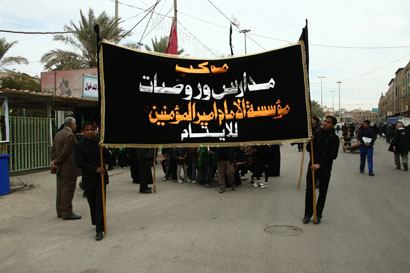 موكب خاص  برياض الاطفال  يجوب شوارع كربلاء معزيا الامام الحسين في اليوم السابع لاستشهاده (مصور)